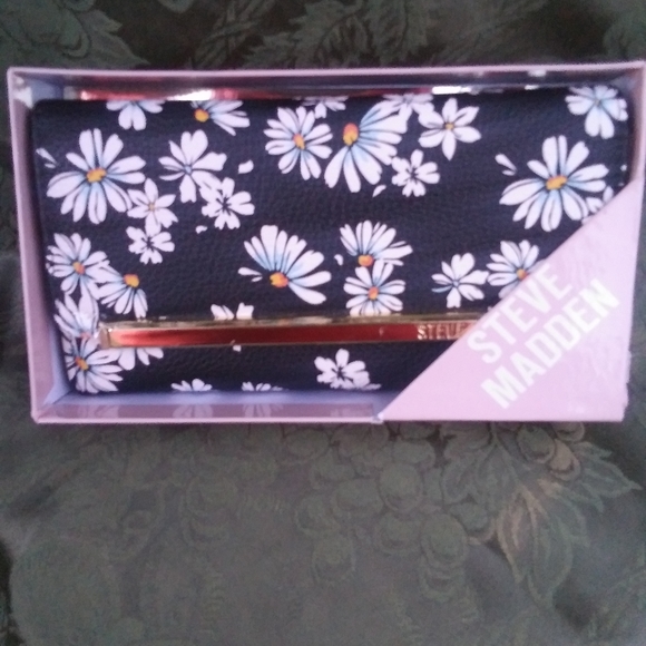 Steve Madden Trifold Wallet - Picture 1 of 6